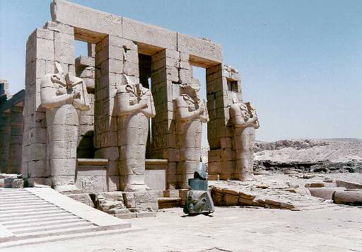 Ramseseum   Statue Facade